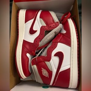 Nike Air Retro High in Red